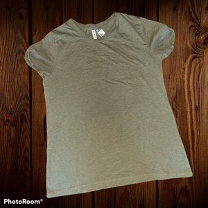 ❄️ Winter Clearance 2/$15 ❄️ Basic Olive/Army Green Divided Tee